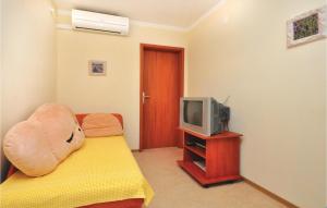 TV a/nebo společenská místnost v ubytování Apartment Mimice With Sea View 382