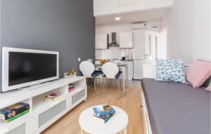 Kuchyňa alebo kuchynka v ubytovaní One-Bedroom Apartment In Porec