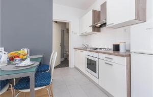 Kuchyňa alebo kuchynka v ubytovaní One-Bedroom Apartment In Porec + 12 fotografií