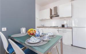 Kuchyňa alebo kuchynka v ubytovaní One-Bedroom Apartment In Porec