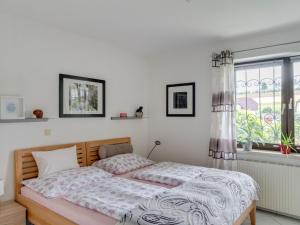 sypialnia z dwoma łóżkami i oknem w obiekcie Apartment in Oed-Öhling near Danube River w mieście Mauer bei Amstetten