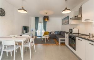 eine Küche und ein Wohnzimmer mit einem Tisch und Stühlen in der Unterkunft 2 Bedroom Amazing Apartment In Sukosan in Sukošan