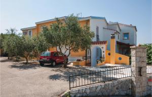 czerwony van zaparkowany przed domem w obiekcie One-Bedroom Apartment In Posedarje w mieście Posedarje