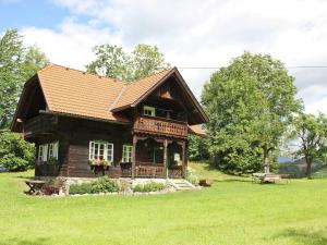 グミュント・イン・ケルンテンにあるHoliday home Reiter Iの草原の小木造家屋
