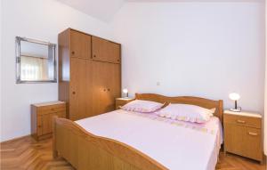 Postel nebo postele na pokoji v ubytování Beautiful Apartment In Makarska With House A Panoramic View