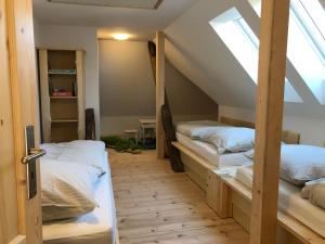 two bunk beds in a room with a window at Schöna Urlaub in Schöna