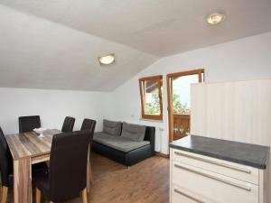 ホラースバッハ・イム・ピンツガウにあるWelcoming Apartment in Hollersbach im Pinzgau near Ski Areaのキッチン、ダイニングルーム(テーブル、ソファ付)
