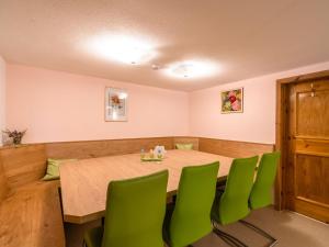 comedor con mesa y sillas verdes en Blissful Apartment in Itter with a view, en Itter