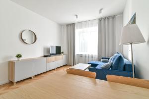 Televízia a/alebo spoločenská miestnosť v ubytovaní LTC - Apartments Piłsudskiego przy Bulwarze