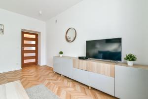 Televízia a/alebo spoločenská miestnosť v ubytovaní LTC - Apartments Piłsudskiego przy Bulwarze