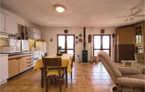 cocina y sala de estar con mesa y sillas en Beautiful Apartment In Kanica With 2 Bedrooms And Wifi, en Sevid