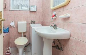 Koupelna v ubytování Three-Bedroom Holiday Home In Sikovo