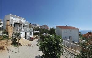 vista arial de uma cidade com casas e do oceano em Awesome Apartment In Okrug Gornji With House Sea View em Trogir