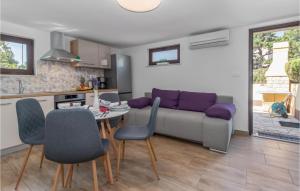 - un salon avec un canapé, une table et des chaises dans l'établissement 1 Bedroom Pet Friendly Apartment In Kraljevica, à Kraljevica