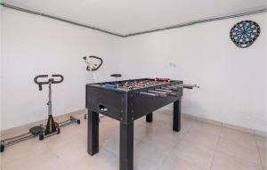 - une salle de jeux avec une table et un jeu de fléchettes dans l'établissement Two-Bedroom Holiday Home In Pokupska Slatina, à Pokupsko