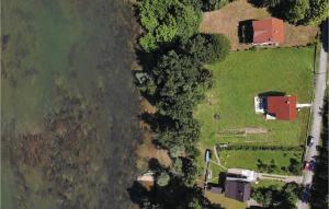 une vue aérienne sur un champ avec une maison et des arbres dans l'établissement Two-Bedroom Holiday Home In Pokupska Slatina, à Pokupsko 30 autres photos