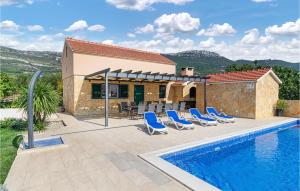 eine Villa mit einem Pool und einem Haus in der Unterkunft Lovely Home In Kastel Stari With House Sea View in Kaštela