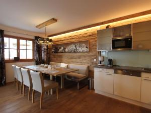 uma cozinha e sala de jantar com mesa e cadeiras em Dream Panorama Chalet TOP10 right in the ski em Mittersill