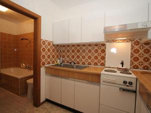 Küche/Küchenzeile in der Unterkunft Pleasant Apartment with Sauna, Terrace,Garden,Darts, Parking