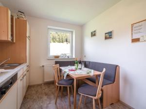 cocina con mesa con 2 sillas y ventana en Modern Apartment near Ski Area in M hlbach, en Dorf