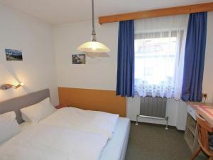 ハート・イム・ツィラータールにあるCozy Apartment in Hart im Zillertal near Ski Areaのベッドルーム(白いベッド1台、窓付)