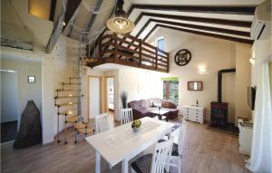 Χώρος καθιστικού στο One-Bedroom Holiday Home In Drvenik Veli