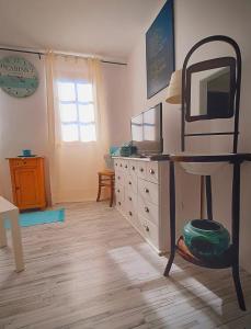Zimmer mit einem Schreibtisch, einem Spiegel und einer Kommode in der Unterkunft Villa Provence in Kobern-Gondorf