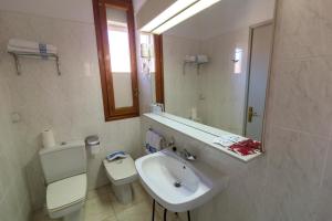 Koupelna v ubytování Hospedium Hotel Lleida + 28 fotografií