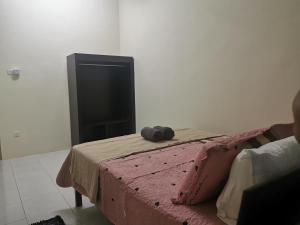 Schlafzimmer mit einem Bett und einem TV an der Wand in der Unterkunft Padang Besar Homestay in Padang Besar