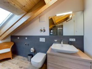ein Bad mit einem Waschbecken und einem WC in der Unterkunft Herzstück in Garmisch-Partenkirchen