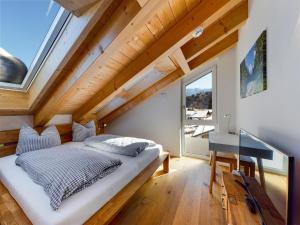 Schlafzimmer mit einem Bett, einem Schreibtisch und einem Fenster in der Unterkunft Herzstück in Garmisch-Partenkirchen