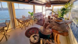 um quarto com uma mesa e cadeiras num barco em Peniche Alphonsia Maria em Villeneuve-lès-Maguelonne