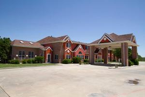 une grande maison en briques avec une grande allée. dans l'établissement Microtel Inn & Suites by Wyndham Amarillo, à Amarillo