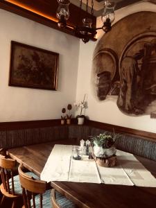 uma sala de jantar com uma mesa e um quadro na parede em Villa Residence Franziskus em Tirolo