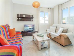 sala de estar con sofá y TV en 2060-Newly furnished 2 bedrooms apt with golf, en Estepona