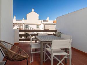una mesa y sillas en un balcón con vistas en 2060-Newly furnished 2 bedrooms apt with golf, en Estepona
