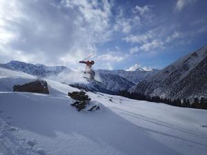 um homem a voar pelo ar enquanto esquiava na neve em Алтын-Арашан, путь на оз,Ала-куль em Teploklyuchinskoye