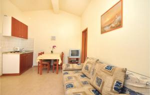 صورة لـ Amazing Apartment In Mimice With 2 Bedrooms, Wifi And Outdoor Swimming Pool في ميميتسا