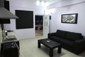 Televízia a/alebo spoločenská miestnosť v ubytovaní Spilios Apartment