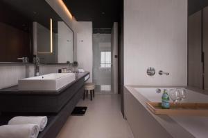 Kylpyhuone majoituspaikassa Crowne Plaza Tainan, an IHG Hotel