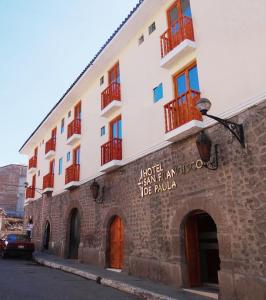 ein Gebäude mit einem Schild an der Seite in der Unterkunft Hotel San Francisco de Paula Ayacucho in Ayacucho