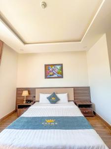 Voodi või voodid majutusasutuse Crown Dalat Hotel toas