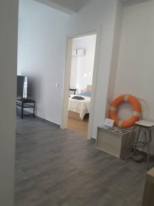 TV a/nebo společenská místnost v ubytování Seaview apartment in theheart of Loutraki