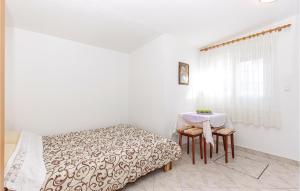 Postel nebo postele na pokoji v ubytování Cozy Apartment In Kostrena With Wifi