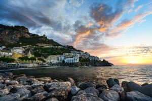 uma vista para a cidade de positano na costa amalfi em Palazzo Don Salvatore em Amalfi