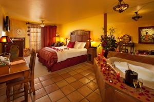 um quarto de hotel com uma cama e uma banheira em Avila La Fonda Hotel em Avila Beach