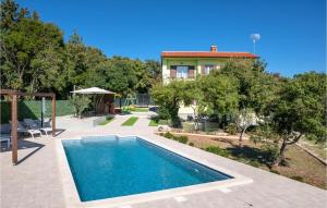 een villa met een zwembad en een huis bij Awesome Home In Peruski With Wifi in Peruški