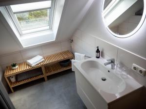 a bathroom with a sink and a window at Mühlberg, Ferienwohnung in Schneverdingen
