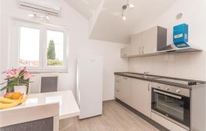 Kuchyň nebo kuchyňský kout v ubytování One-Bedroom Apartment In Biograd Na Moru + 11 fotografií