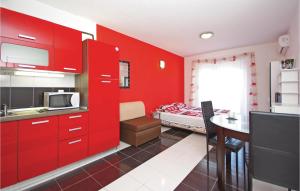 Kuchyňa alebo kuchynka v ubytovaní Studio Apartment In Makarska